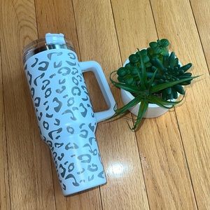 40oz White Cheetah Print Cup